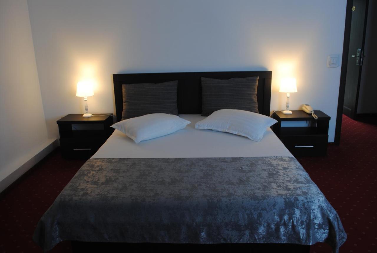 Hotel Corona Drobeta Turnu Severin Buitenkant foto